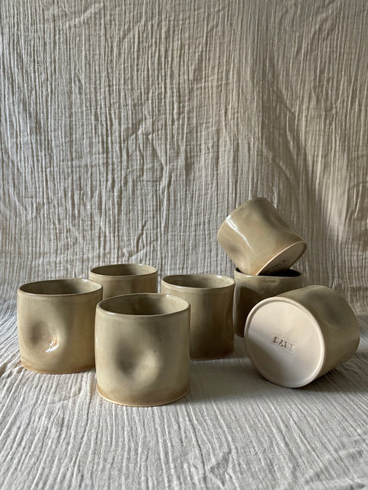 Snug mug in beige glaze