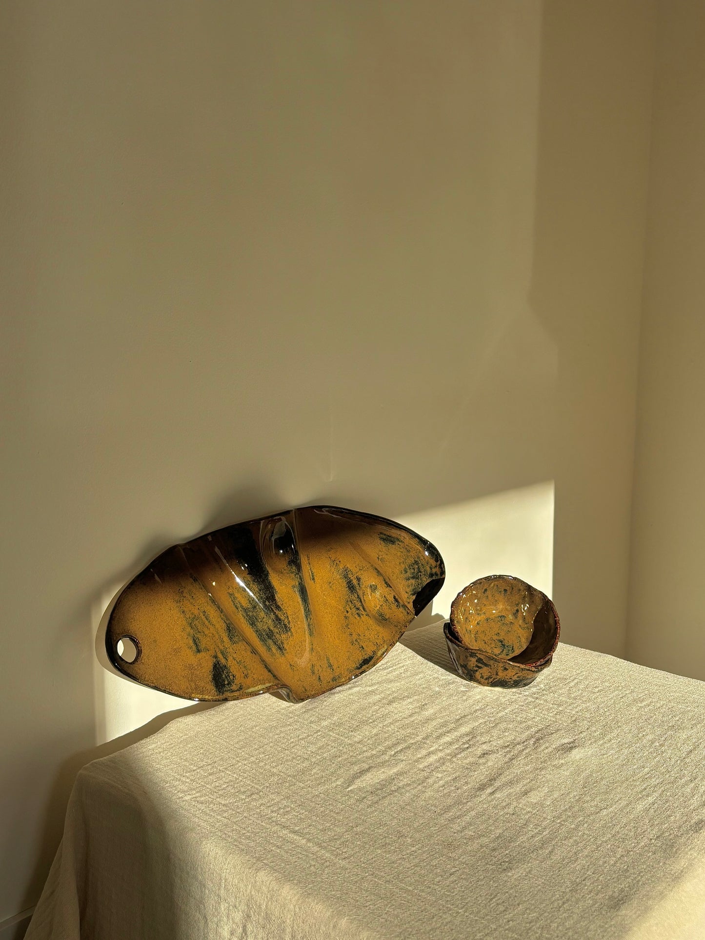 Medium Charcuterie board with dipping 2 bowls