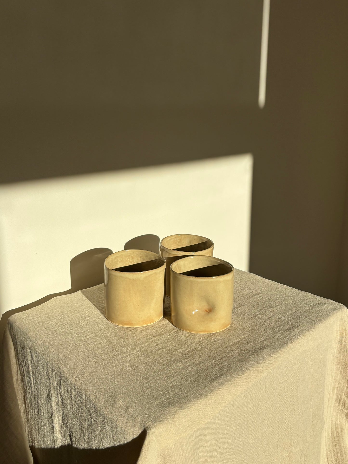 Snug mug in beige glaze