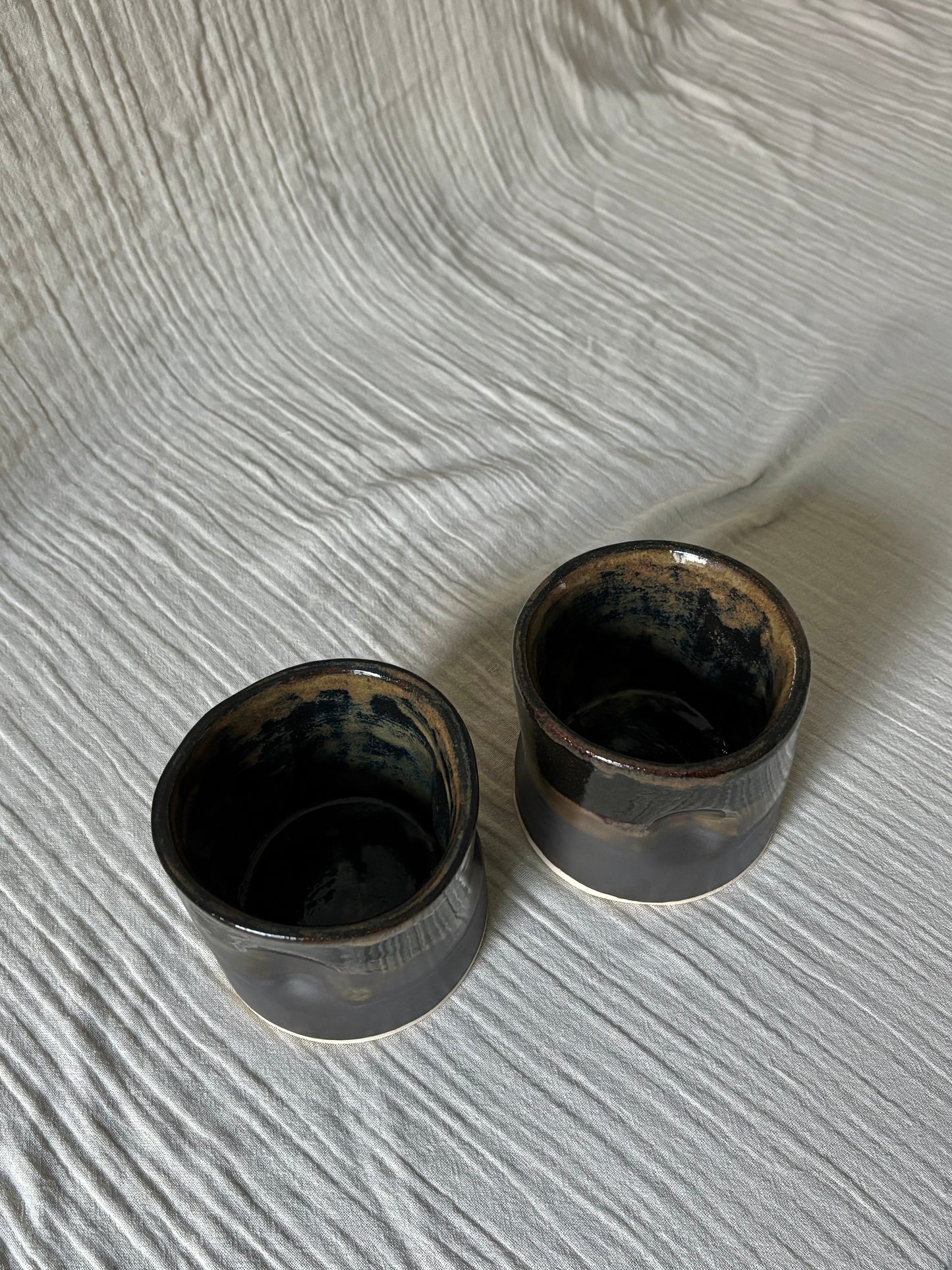 Snug mug in two tone glaze