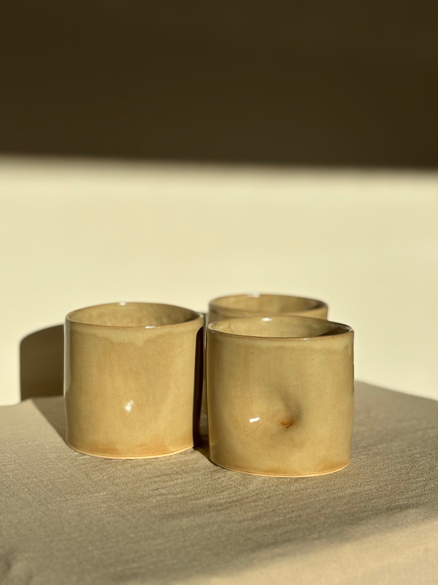 Snug mug in beige glaze